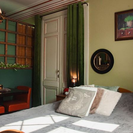 Maison d'hôte Les Notes Endormie Chambre Secrète Berzee Extérieur photo