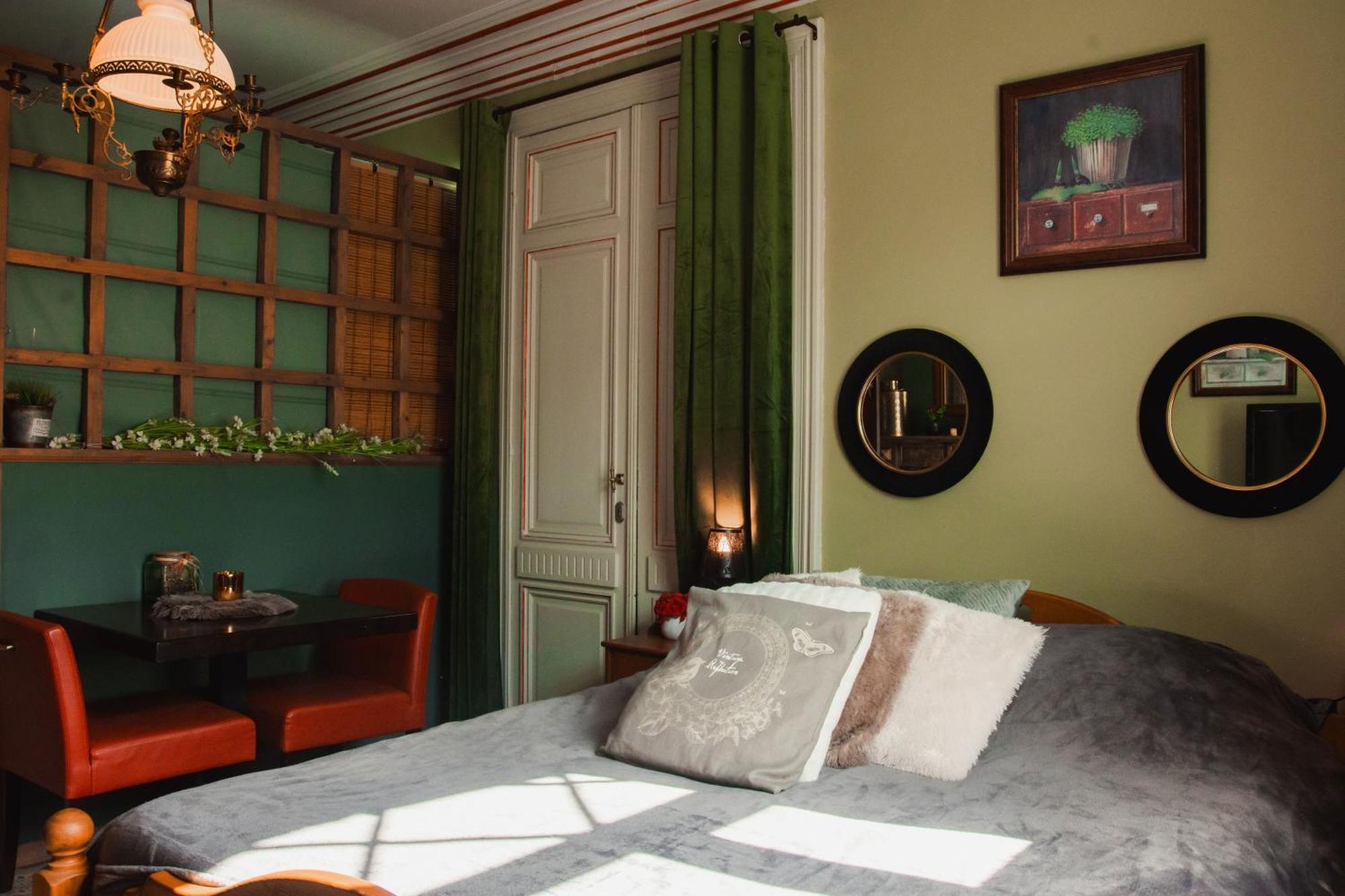 Maison d'hôte Les Notes Endormie Chambre Secrète Berzee Extérieur photo